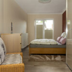 Schlafzimmer - Doppelbett, Kleiderschrank, Sitzbank